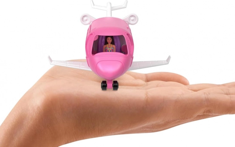 Mini lėlytė pilotė pasiruošusi skrydžiui