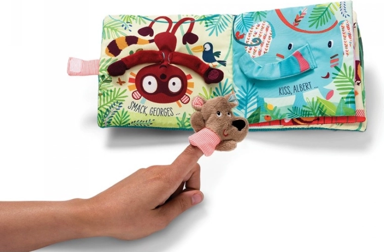 Interactive finger puppet of César the Bear