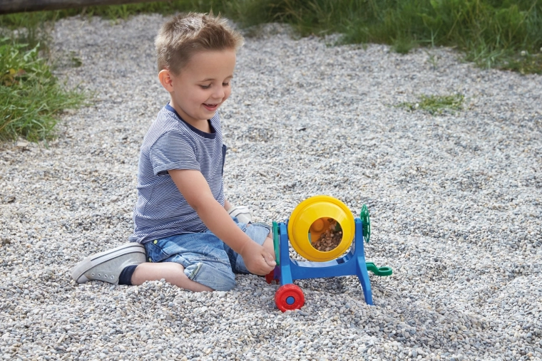 Pramoga lauke ir smėlio dėžėje