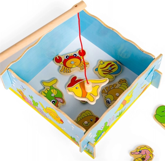 Sturdy aquarium-shaped box