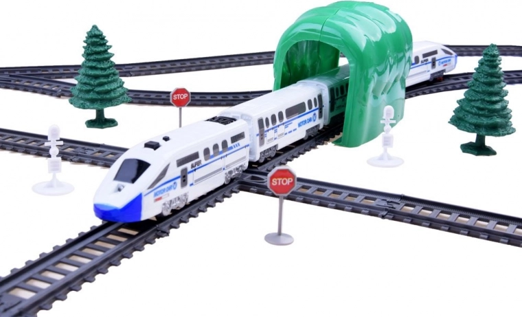 Realistiški priedai ir šviečiantis lokomotyvas