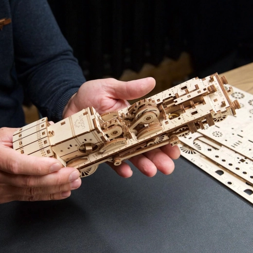 Mechanical drive with metal spring