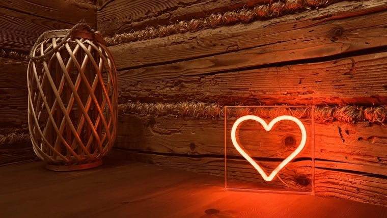 Magiška atmosfera su neonine širdimi
