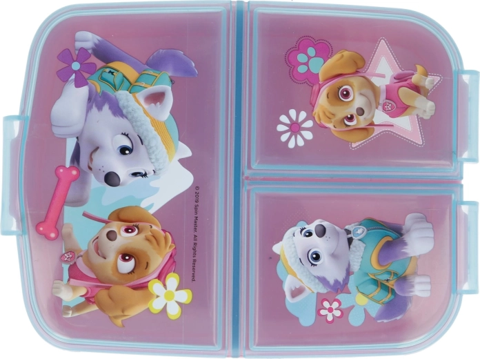 Trys atskiros sekcijos tobulai sutvarkytam užkandžiui