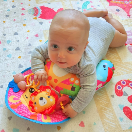 Patogumas žaidžiant ant pilvuko