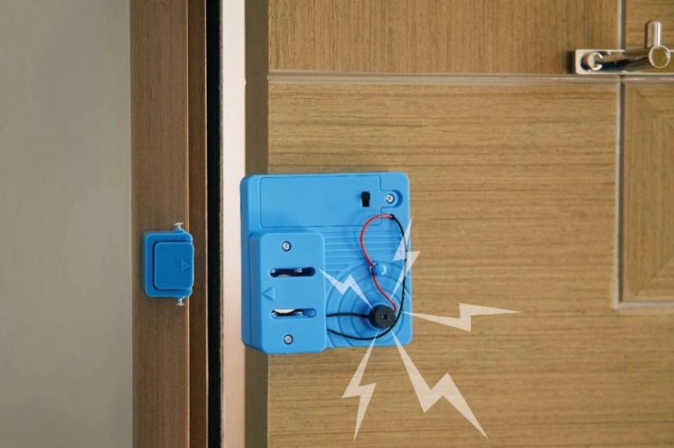 Garsus signalas atidarius duris