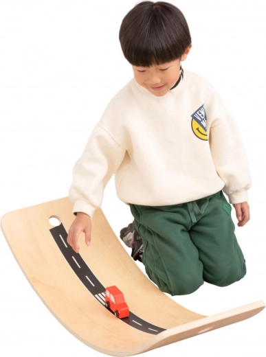 Keliukas automobiliukams tiesiai ant lentos