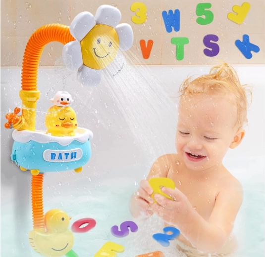 Švelni vandens srovė iš besišypsančios gėlės