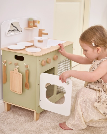 Nuleidžiamas šoninis staliukas daugiau vietos žaidimui