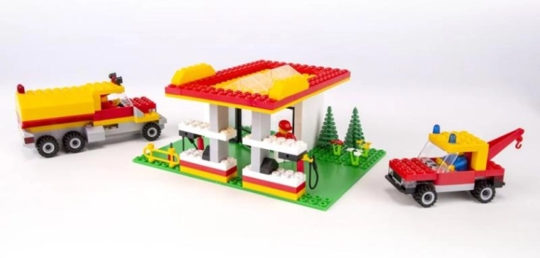 Cisterna ir techninės pagalbos vilkikas veiksme