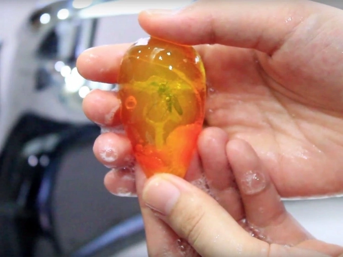 Paruoštas gintaras su botaniniu motyvu