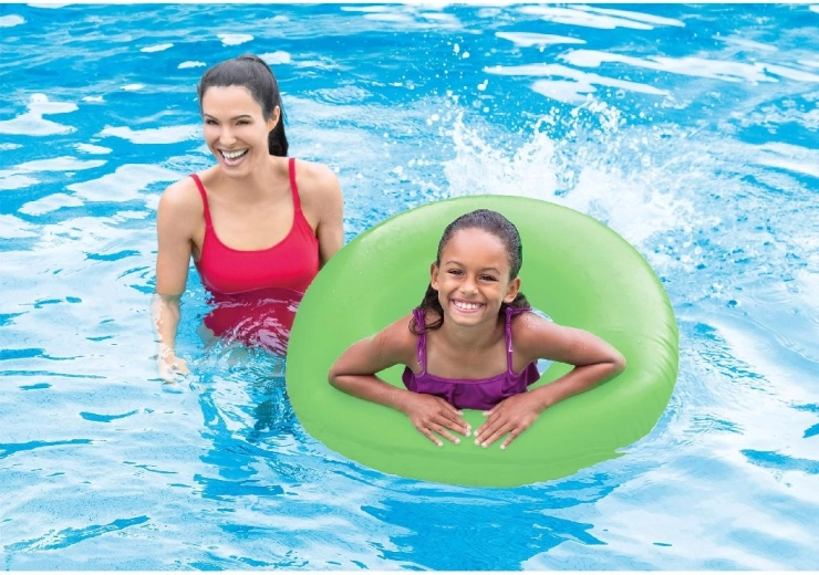 Pramogos baseine ir prie jūros