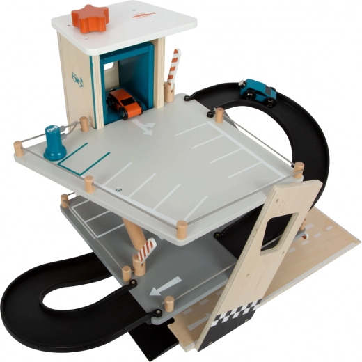 Trys pramogų aukštai su funkciniu liftu