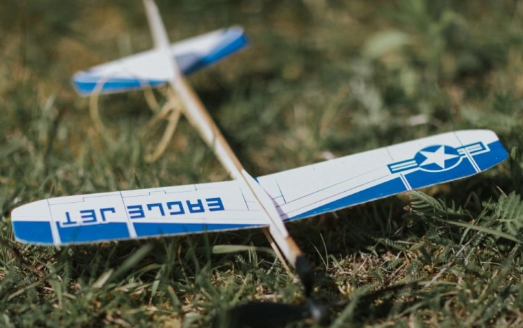 Lengva balzvinė konstrukcija