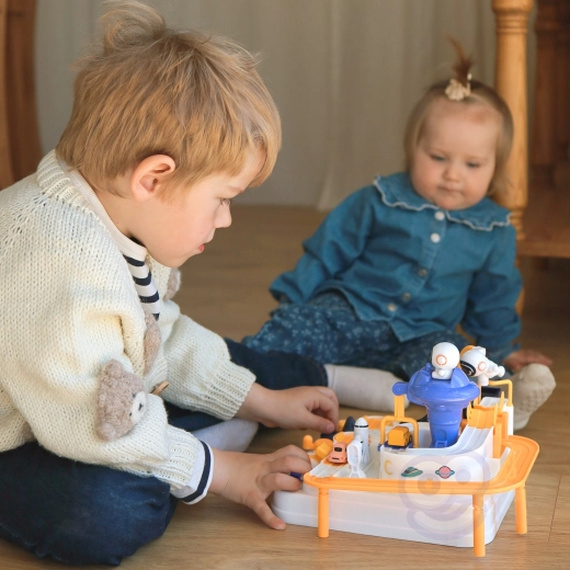 Lenktynės ir komandinė žaidimo patirtis su 3 mašinėlėmis