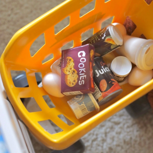 Pirkinių krepšelis ir daug maisto produktų