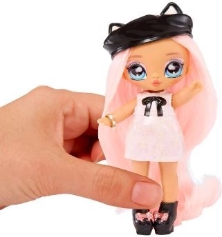 Miela mini lėlytė pasiruošusi žaidimui