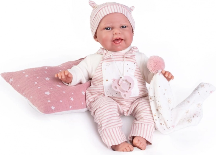 Minkštas audinio kūnelis ir švelnūs drabužėliai