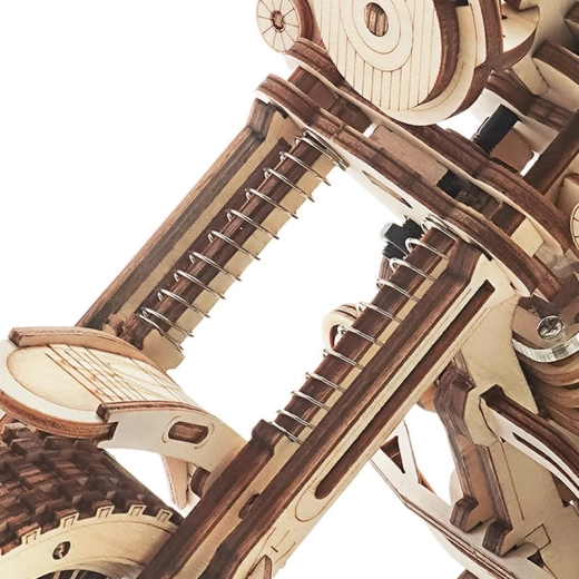 Užsukamas spyruoklinis pavara paleidžiama gaiduku