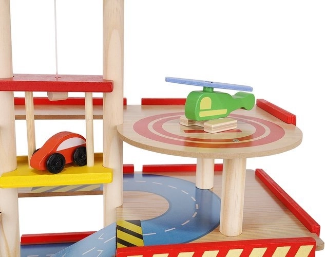 Daugiaaukštė pramoga su liftu ir sraigtasparnio aikštele