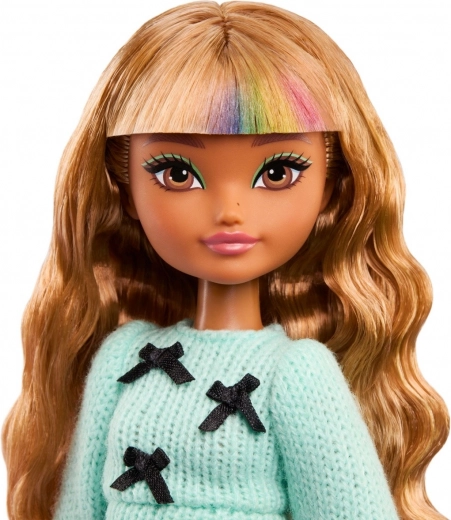 Ilgi banguoti plaukai su spalvota kirpčiukų sruoga