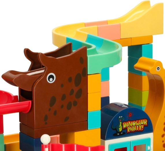 Kūrybiška ir spalvinga kamuoliukų trasa