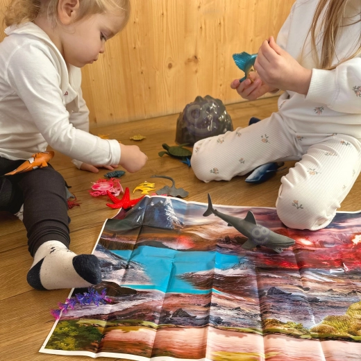 Pilna žaidimų scena su kilimėliu