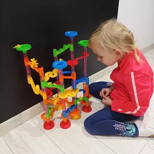 Didelis rinkinys: 105 dalys + 30 rutuliukų