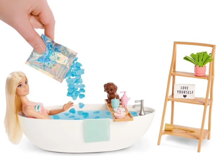 Realistic bathtub and rich accessories