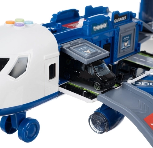 Atsidarantis lėktuvas su stovėjimo aikštele ir rampomis