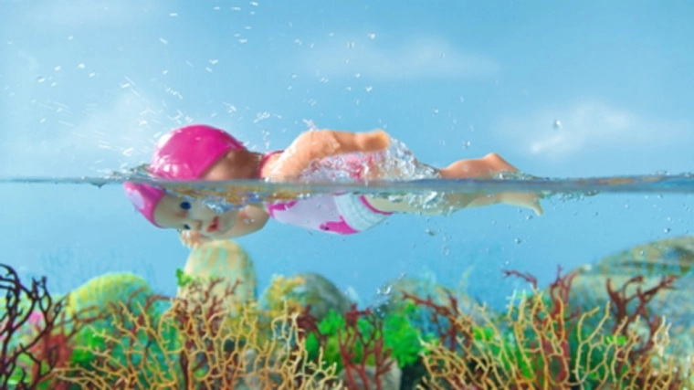 Plaukia ir linksmina vandenyje