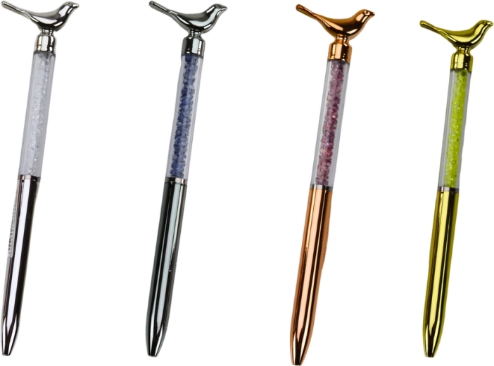 Blizgantys kristaliukai ir paukštelio dekoras