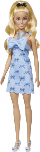 Ikoniškas mėlynas aprangas su kaspinais