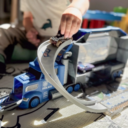 Išskleidžiama veiksmo lenktynių trasa