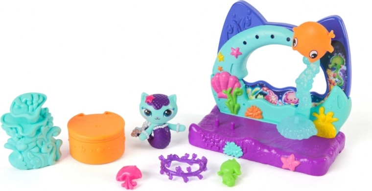 Po vandeniu esantis balkonas, pilnas detalių