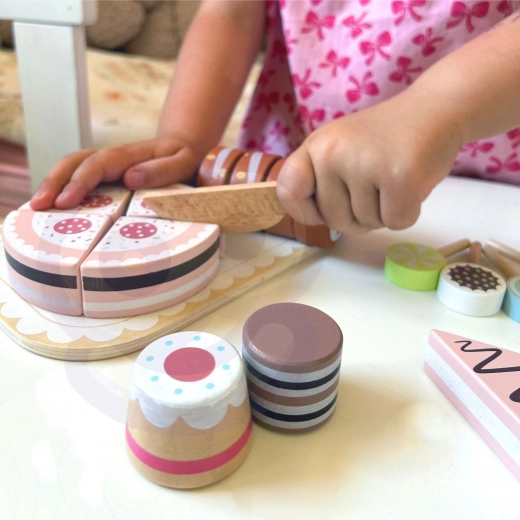 Pjaustomas tortas tikroviškai konditorelei