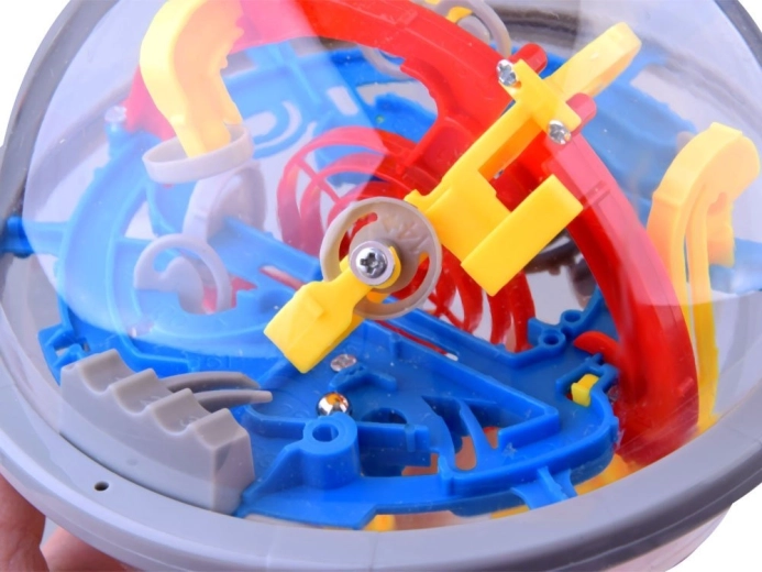 Spalvingas rutulys su labirintu