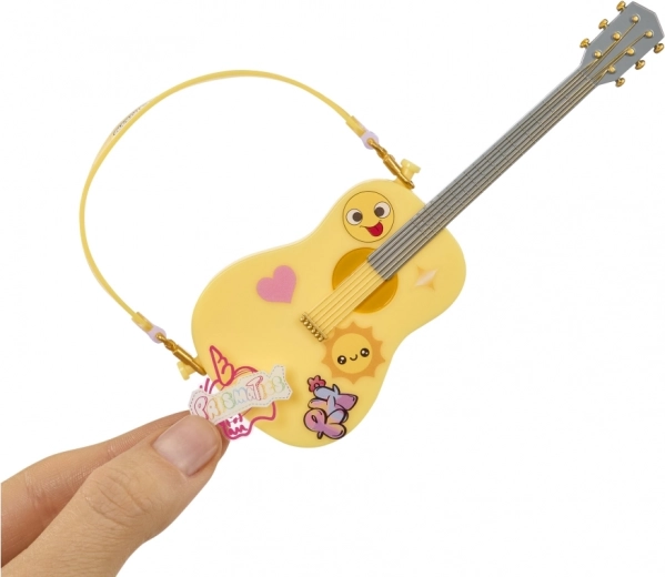 Ikoninė geltona gitara ir muzikinė nuotaika