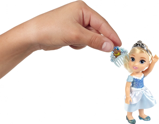 Plaukų formavimas su šukomis