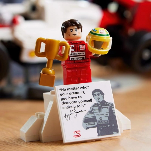 Ayrtono Sennos minifigūrėlė su pjedestalo stovu