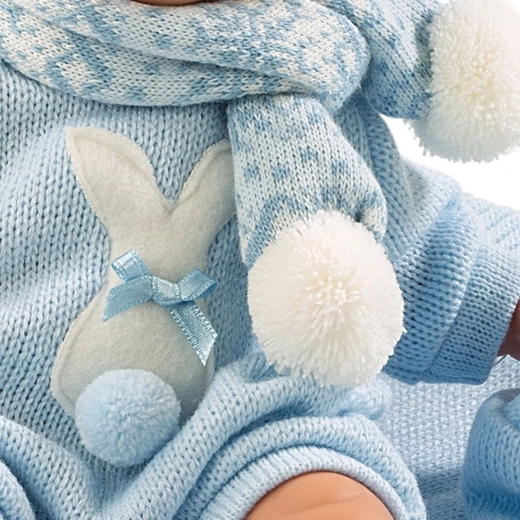Realistic details and soft knitted outfit