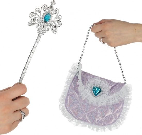 Stebuklinga lazdelė ir elegantiškas rankinukas