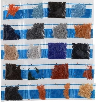 Plati spalvotų akmenėlių paletė