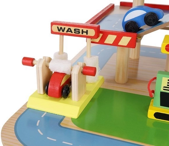 Realistiški priedai: plovykla, degalinė, kasa