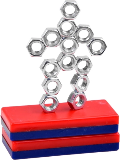 Kūrybiška konstrukcija iš metalinių detalių