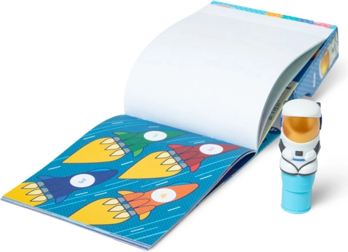 300 lipdukų ir kosminė knygelė