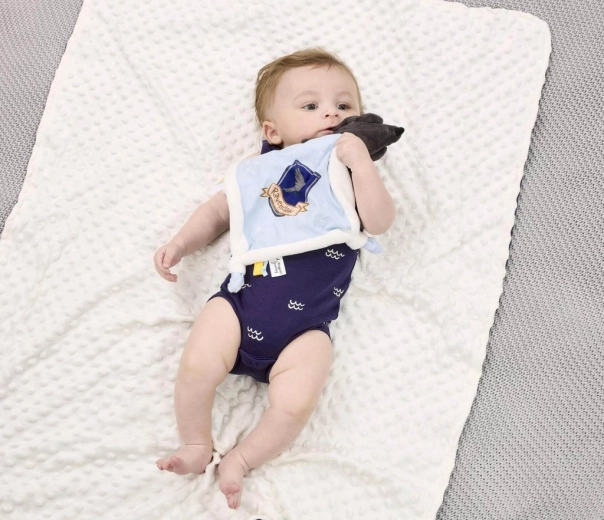 Jutiminis žaidimas su etiketėmis ir mazgeliais