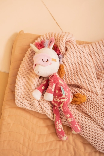 Adorable design with a sleep mask