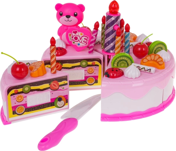 Pjaustomas tortas su dekoracijomis