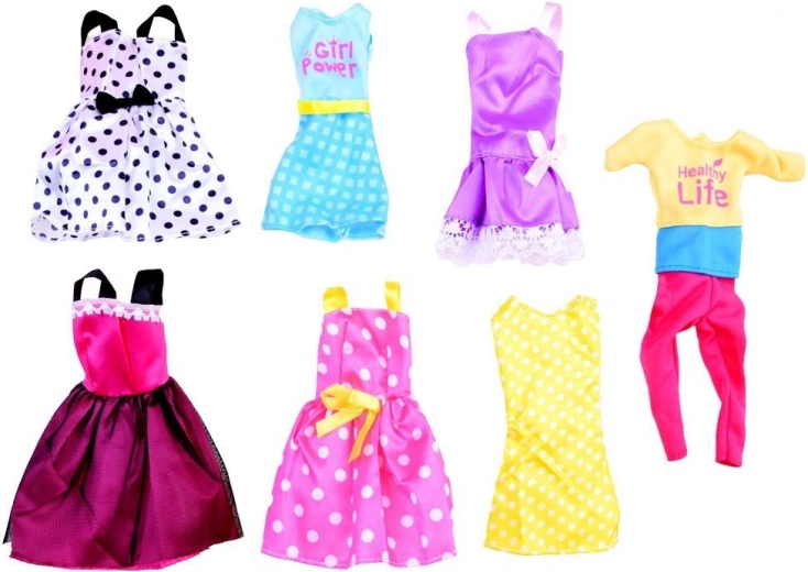 Daugybė drabužių derinių, batų ir aksesuarų